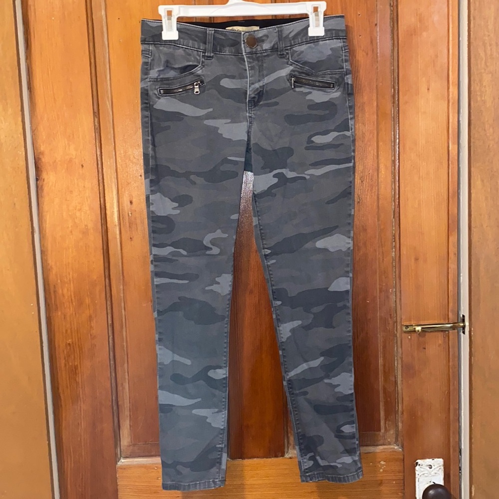 ADORABLE GRAY CAMOUFLAGE PANTS FOR ANY OCCASION